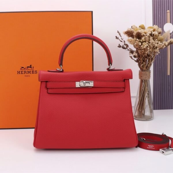 Hermès Kelly 𝐓𝐨𝐠𝐨 Calf Sliver hardware Red size: 𝟮𝟱𝐶𝑚/ 𝟮𝟴𝐶𝑚