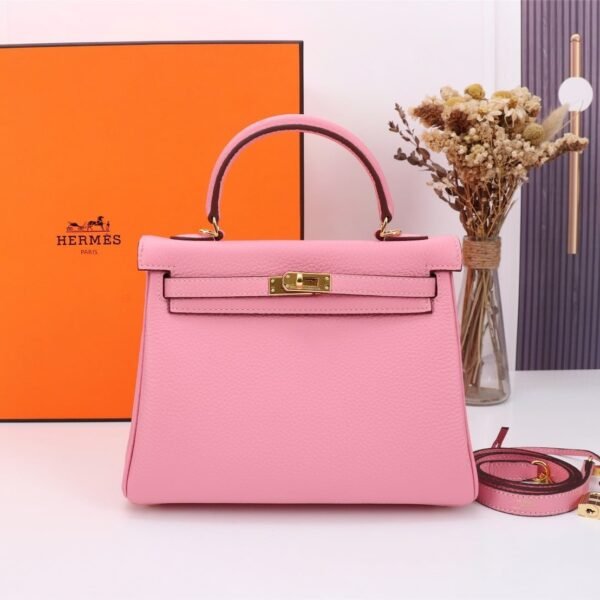 Hermès Kelly 𝐓𝐨𝐠𝐨 Calf Gold hardware Sakura Pink size: 𝟮𝟱𝐶𝑚/ 𝟮𝟴𝐶𝑚
