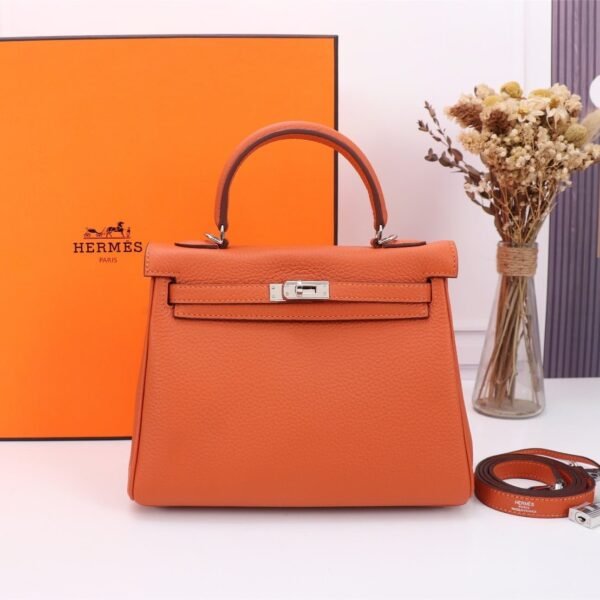 Hermès Kelly 𝐓𝐨𝐠𝐨 Calf Sliver hardware Orange size: 𝟮𝟱𝐶𝑚/ 𝟮𝟴𝐶𝑚