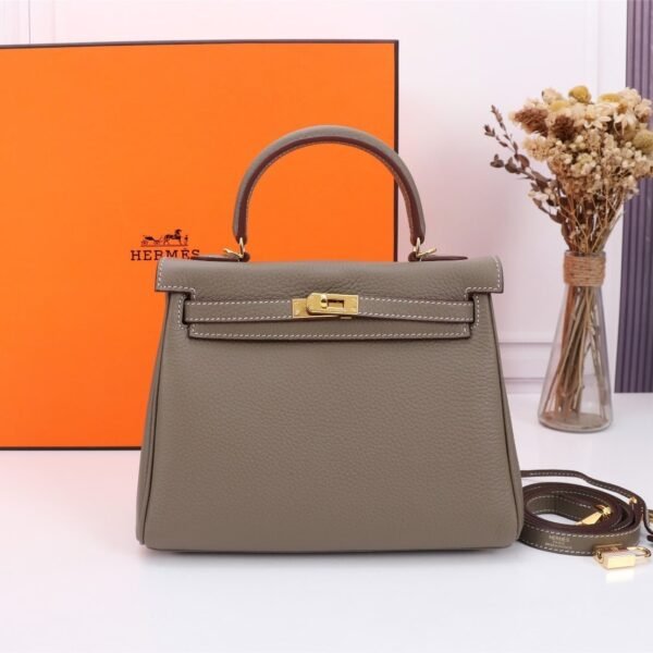 Hermès Kelly 𝐓𝐨𝐠𝐨 Calf Gold hardware Elephant grey size: 𝟮𝟱𝐶𝑚/ 𝟮𝟴𝐶𝑚