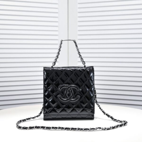 Chanel small fragrant wind Ringer chain small square bag first layer oil wax 3081 size: 20*21cm