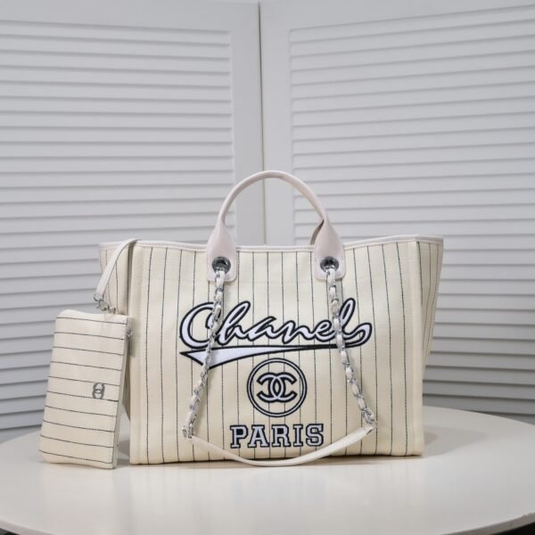 Chanel new beach bag denim bag White with little wallet size: 48*38*30*14cm