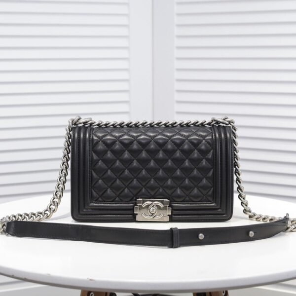 Chanel Lamb skin chain crossbody bag with sliver hardware size: 25*15*9cm