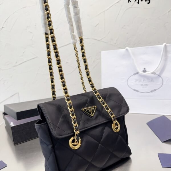 Prada vintage Nylon chain parachute bag size: 22*17 cm