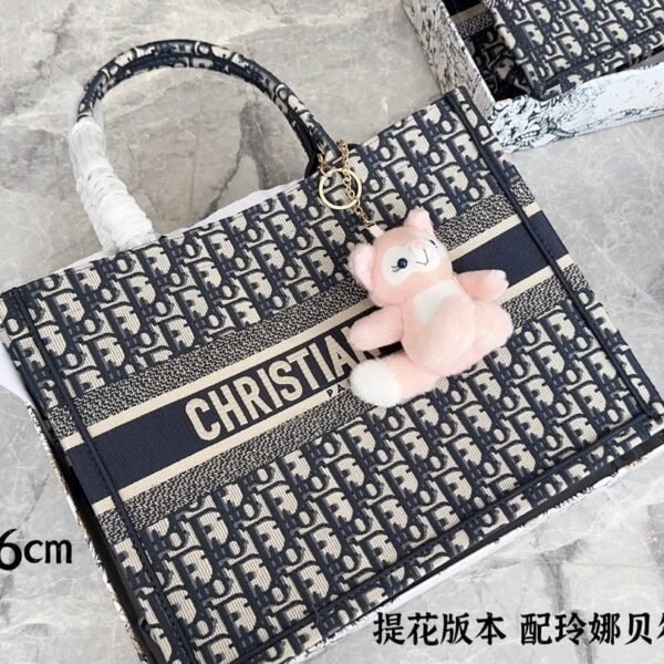 Dior presbyopia embroidery tote size L: 42 * 35* 18.5 cm  M: 36 * 27.5* 16.5 cm  S：26cm mini：20cm
